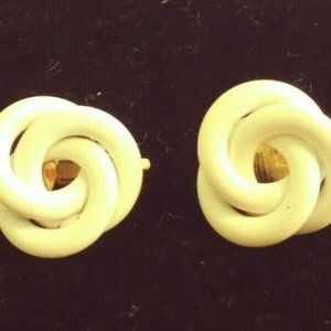 4 for $10 VTG TRIFARI WHITE SWIRL CLIP EARRINGS